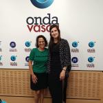 Louise Desmier, de British Council, junto a Iranzu Calvo en el estudio de Onda Vasca