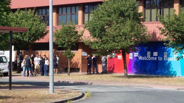 Trabajadores este lunes en la factoría de Esquíroz, durante la votación. Patxi Cascante Trabajadores este lunes en la factoría de Esquíroz, durante la votación. Patxi Cascante
