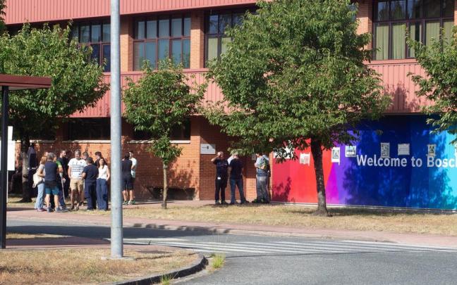 Trabajadores este lunes en la factoría de Esquíroz, durante la votación. Patxi Cascante