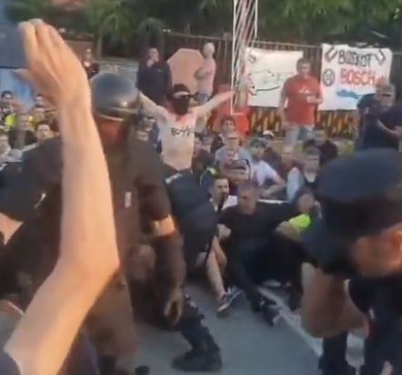 La Policía foral desaloja a los trabajadores de BSH Esquíroz. 