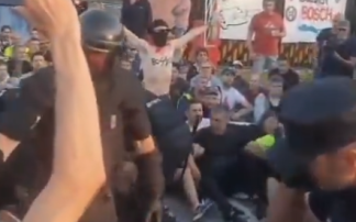 La Policía foral desaloja a los trabajadores de BSH Esquíroz. 