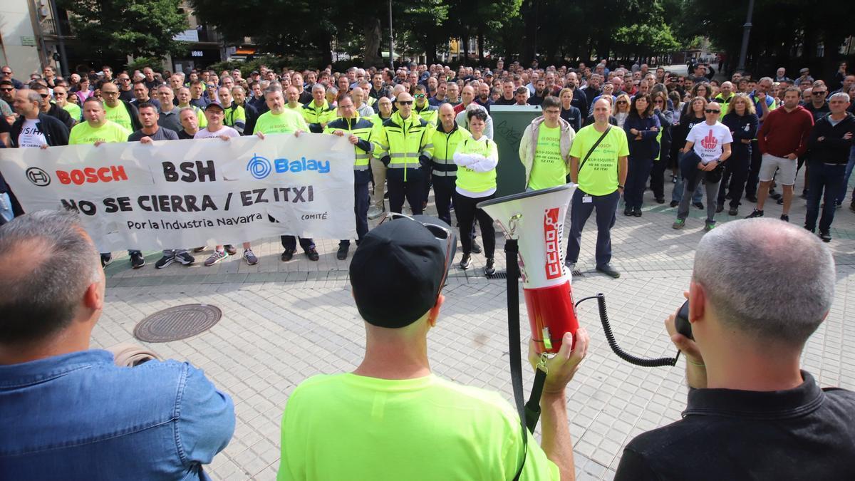 Concentración de los trabajadores de BSH Esquíroz frente al Parlamento de Navarra el pasado jueves. JAVIER BERGASA