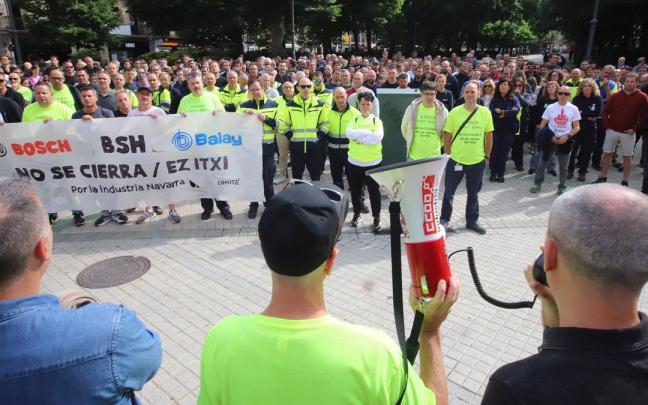 Concentración de los trabajadores de BSH Esquíroz frente al Parlamento de Navarra el pasado jueves. JAVIER BERGASA Concentración de los trabajadores de BSH Esquíroz frente al Parlamento de Navarra el pasado jueves. JAVIER BERGASA