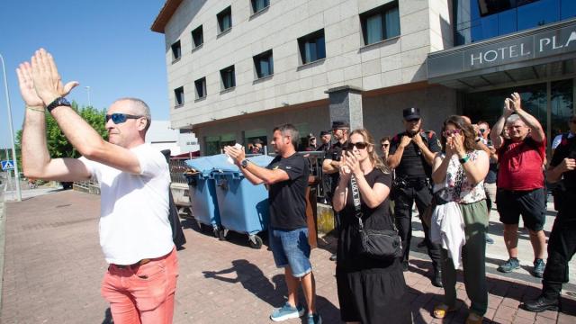 El presidente del comité, Juanjo Hermoso de Mendoza, aplaude a la plantilla antes de entrar a la reunión. Patxi Cascante El presidente del comité, Juanjo Hermoso de Mendoza, aplaude a la plantilla antes de entrar a la reunión. Patxi Cascante