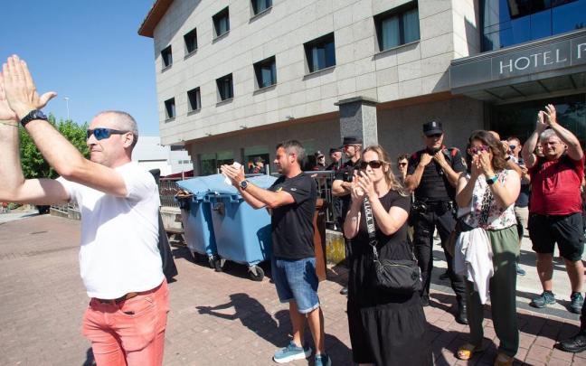 El presidente del comité, Juanjo Hermoso de Mendoza, aplaude a la plantilla antes de entrar a la reunión. Patxi Cascante El presidente del comité, Juanjo Hermoso de Mendoza, aplaude a la plantilla antes de entrar a la reunión. Patxi Cascante