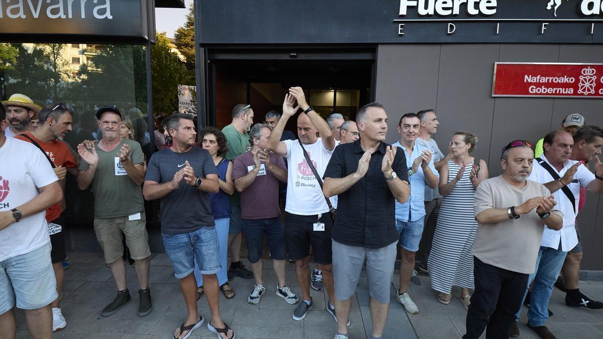 El comité aplaude a la plantilla, durante el receso de las 21.00 horas. Unai Beroiz