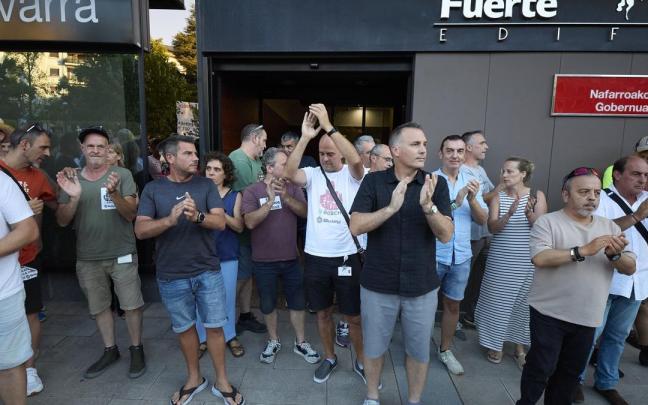 El comité aplaude a la plantilla, durante el receso de las 21.00 horas. Unai Beroiz