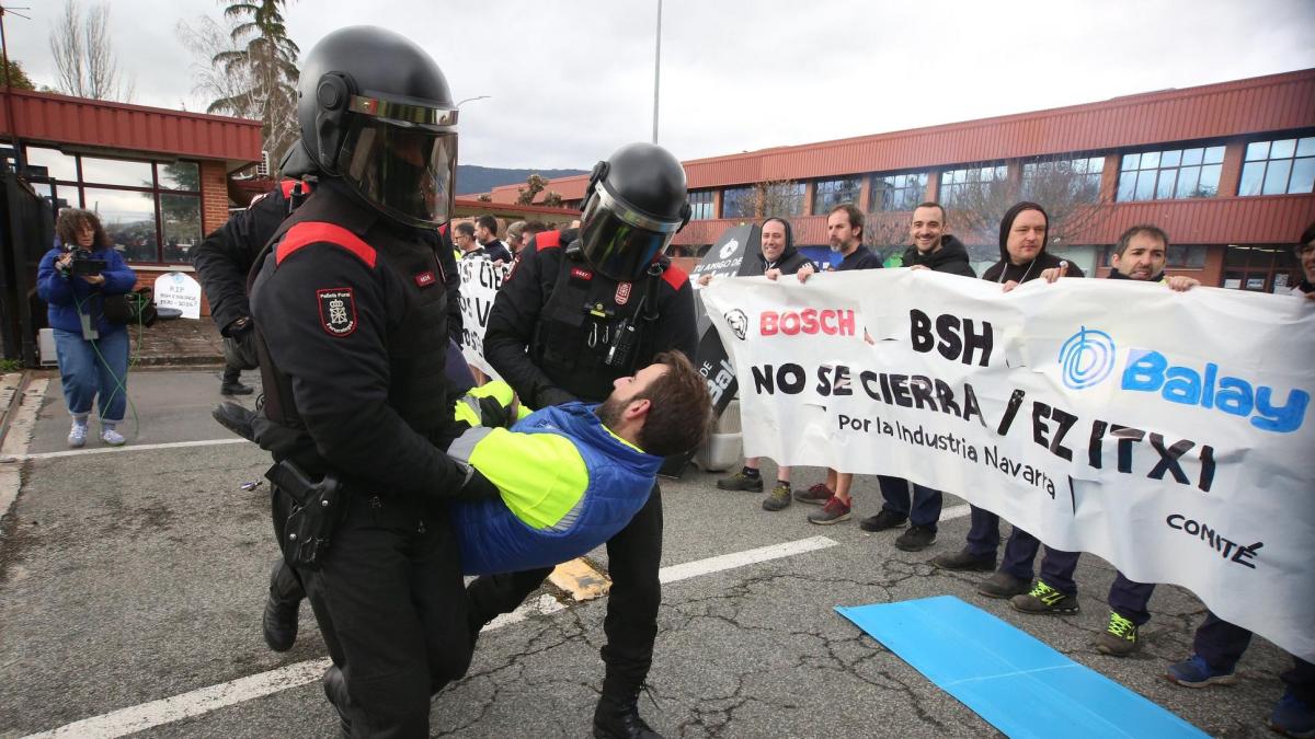 Antidisturbios desalojan a los trabajadores de la entrada por evitar la entrada de camiones Javier Bergasa