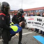Antidisturbios desalojan a los trabajadores de la entrada por evitar la entrada de camiones Javier Bergasa