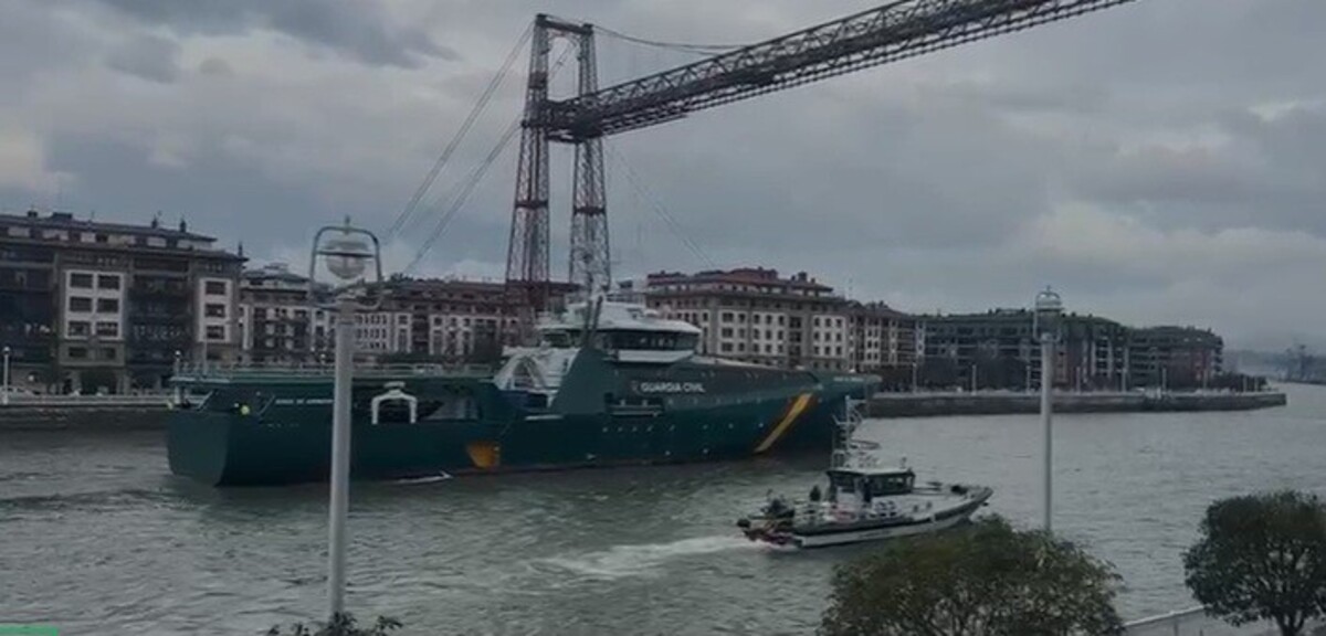El 'Duque de Aumada' en el momento de cruzar bajo el Puente Bizkaia
