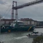 El 'Duque de Aumada' en el momento de cruzar bajo el Puente Bizkaia