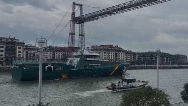 El 'Duque de Aumada' en el momento de cruzar bajo el Puente Bizkaia