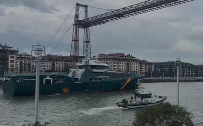 El 'Duque de Aumada' en el momento de cruzar bajo el Puente Bizkaia