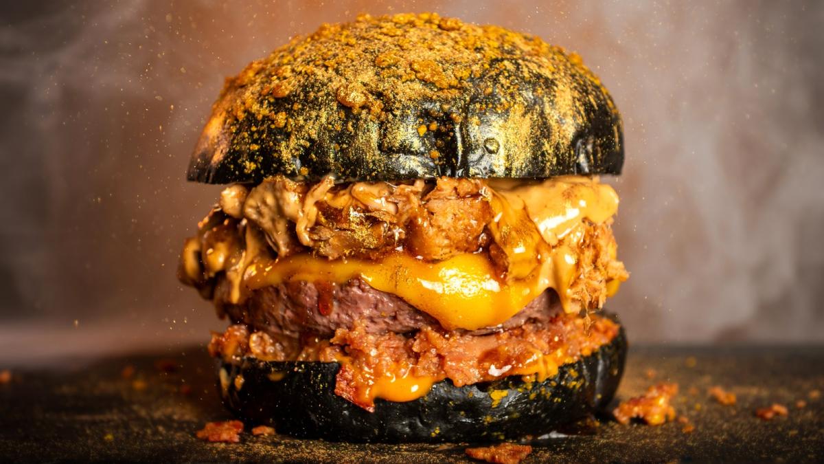 El restaurante cordobés Godeo ha conquistado al público de Barakaldo con su innovadora hamburguesa “Royale Gold”, que se ha alzado como la más votada en The Champions Burger. En su segunda visita a la ciudad, el festival ha registrado un rotundo éxito de asistencia, reuniendo a más de 100.000 personas y consolidándose como uno de los certámenes gastronómicos más destacados del año. Esta burger también ha ganado en Madrid, Cádiz, Valladolid, Santander, Vitoria-Gasteiz y León, y ha sido de las mejor valoradas en Gijón, Logroño, Badajoz, Valencia y Donostia. La “Royale Gold” se ha alzado con la victoria por su receta innovadora con pan brioche cubierto de oro comestible, mermelada de beicon, carne de chuletón, queso ahumado, costillar de ternera a baja temperatura 48 horas, sour cream ahumada, salsa Emmy y beicon bits. Otra de las creaciones que ha conquistado al público de Barakaldo ha sido la insuperable “Top 1”, del establecimiento malagueño Dak Burger, que ha obtenido la segunda posición gracias a su carne de chuletón premium, black angus deshilachado, chédar rojo madurado, beicon dulce, cebolla crujiente, mayonesa tostada 2.0, polvo lunar y crujiente estelar. Esta hamburguesa se mantiene como una de las más votadas del certamen nacional, logrando situarse entre las tres primeras posiciones en ciudades como Donostia, Vitoria-Gasteiz, Santander y León. El podio lo completa el restaurante murciano Tokio, con su victoriosa “The Winner”, una creación que ha sorprendido por su refinada combinación de pan brioche con reducción de vino tinto, queso gouda ahumado, carne wagyu cocinada durante 48 horas a baja temperatura y caramelizada, crema de queso trufada y cecina crujiente. Esta hamburguesa también ha destacado entre las más valoradas en ciudades como Madrid, Siero (Asturias), Zaragoza, Alicante, Murcia, Cádiz, Valencia y Donostia. Por su parte, Tximist ha recibido el reconocimiento de su público más cercano al alzarse con la categoría de “Favorito local” gracias a la majestuosa “The Queen”. Una receta sofisticada elaborada con pan brioche negro con oro, chuletón smasheado, chédar americano, trufa de crema de queso, costilla a baja temperatura durante 24 horas, crujiente premium, salsa The Queen y lluvia de oro. Estas elaboraciones se han convertido en las favoritas del público de Barakaldo, que durante doce días ha votado por sus propuestas preferidas valorando aspectos como el pan, la carne, la originalidad, la combinación de ingredientes y la presentación. Actualmente, la ruta de The Champions Burger continúa en Benidorm, hasta el próximo 17 de agosto, y en A Coruña, que se incorpora por segundo año consecutivo al circuito, del 13 al 24 de agosto. Las próximas ciudades se anunciarán de forma progresiva. Más novedades en 2025: récord de ciudades con más de 50 paradas The Champions Burger está recorriendo más de 50 ciudades entre febrero y diciembre, tras el éxito de la edición anterior, que superó los cuatro millones de visitantes y participaron más de 100 hamburgueserías. La ruta 2025 está visitando nuevas localidades para responder a la gran demanda del público. El ganador se conocerá a finales de año La final de la “Mejor hamburguesa” se celebrará a finales de año, tras una intensa competición. Será en la última ciudad donde se conocerán las 35 hamburgueserías que lucharán por el título nacional. El festival también buscará la “Mejor hamburguesa de Europa”, consolidando su carácter internacional. En esta competición participarán las mejores hamburgueserías del año junto a una selección de propuestas de alto nivel procedentes de diversos países europeos.