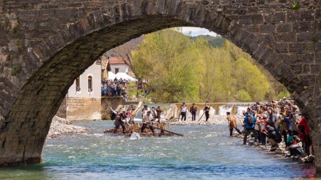 Imagen de la bajada de las almadías en una edición anterior del Día de la Almadía de Burgui | www.visitnavarra.es/ Imagen de la bajada de las almadías en una edición anterior del Día de la Almadía de Burgui