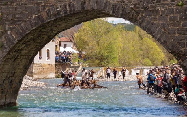  Imagen de la bajada de las almadías en una edición anterior del Día de la Almadía de Burgui