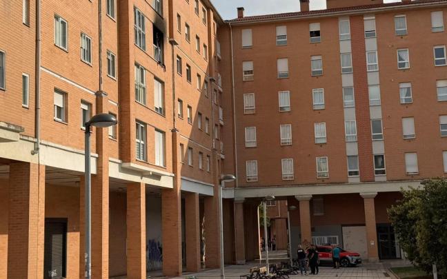 Exterior del edificio donde se ha producido el incendio / Noticias de Navarra - J.M.S.