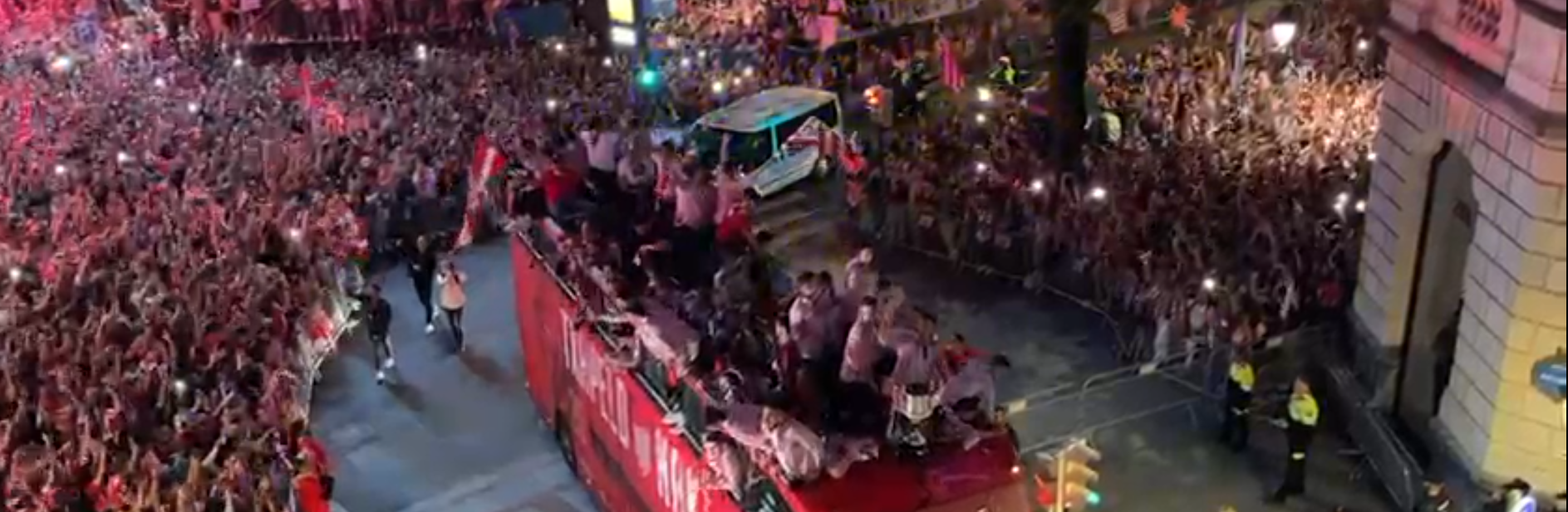 Llegada del autobus del Athletic a la Diputación. ONDA VASCA