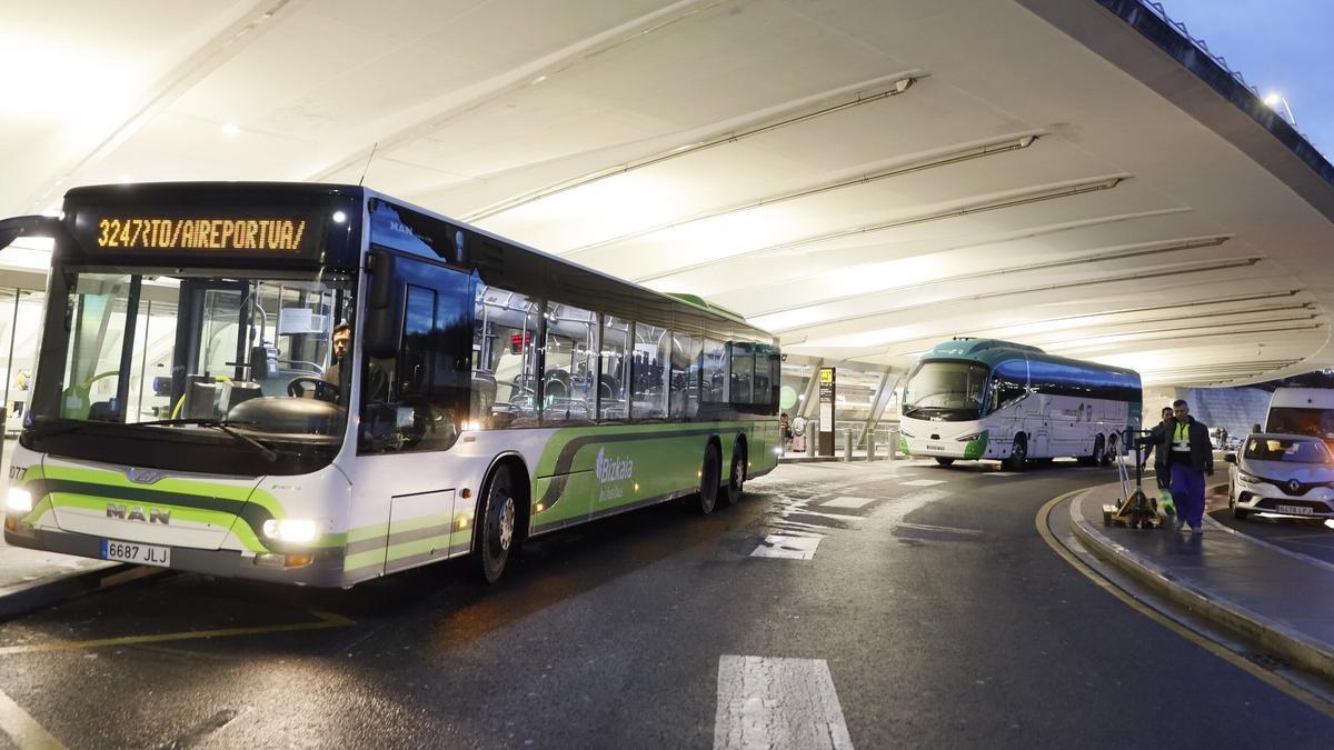 Autobuses en el aeropuerto de Loiu. MARKEL FERNÁNDEZ