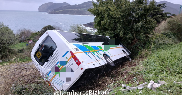 Autobús accidentado en Mundaka. BOMBEROS Y BOMBERAS DE BIZKAIA X