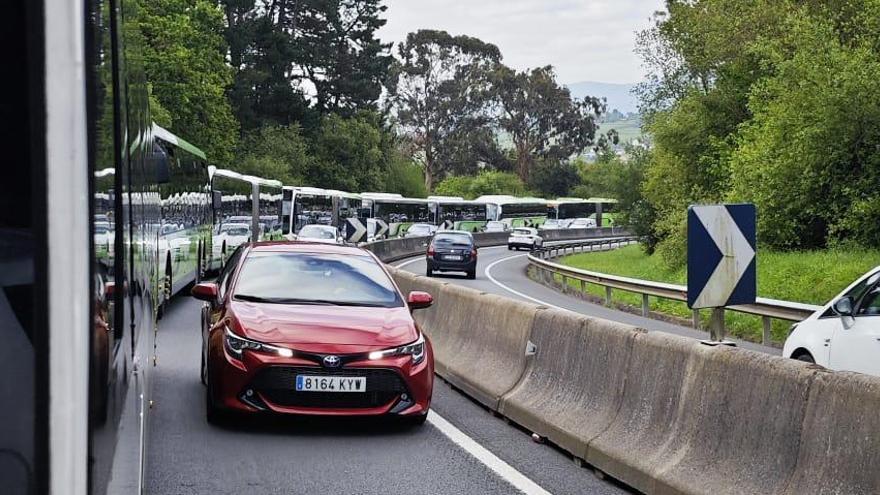 Hilera este martes de autobuses parados en la carretera de acceso al campus de Leioa de los que se tuvieron que bajar sus ocupantes y subir andando para llegar a clase. DEIA