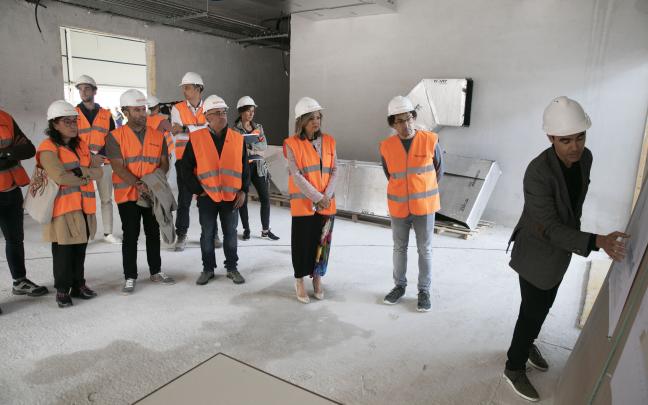 Visita de la Corporación municipal a las obras del polideportivo de Buztintxuri. Foto: Ayuntamiento de Pamplona