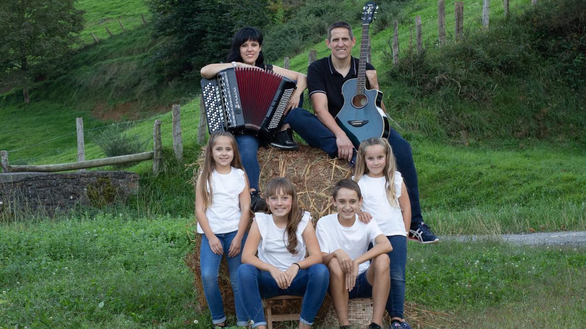 El grupo familiar Jon, Jaione eta seme-alabak es un clásico del mercado de San Antonio.