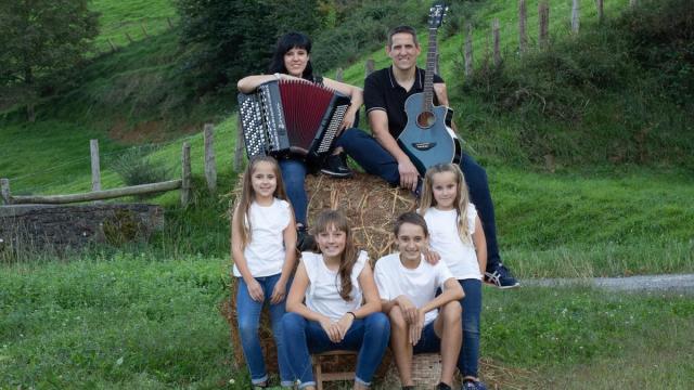 El grupo familiar Jon, Jaione eta seme-alabak es un clásico del mercado de San Antonio.