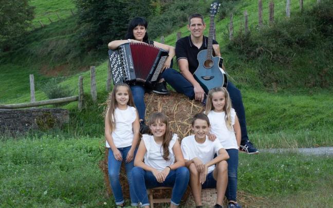 El grupo familiar Jon, Jaione eta seme-alabak es un clásico del mercado de San Antonio.