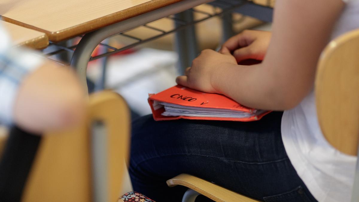 Imagen de recurso de una estudiante en un aula