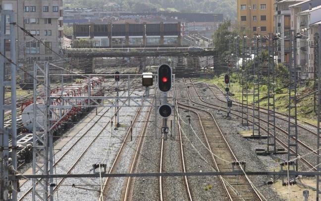 Vías a su paso por el centro de Irun
