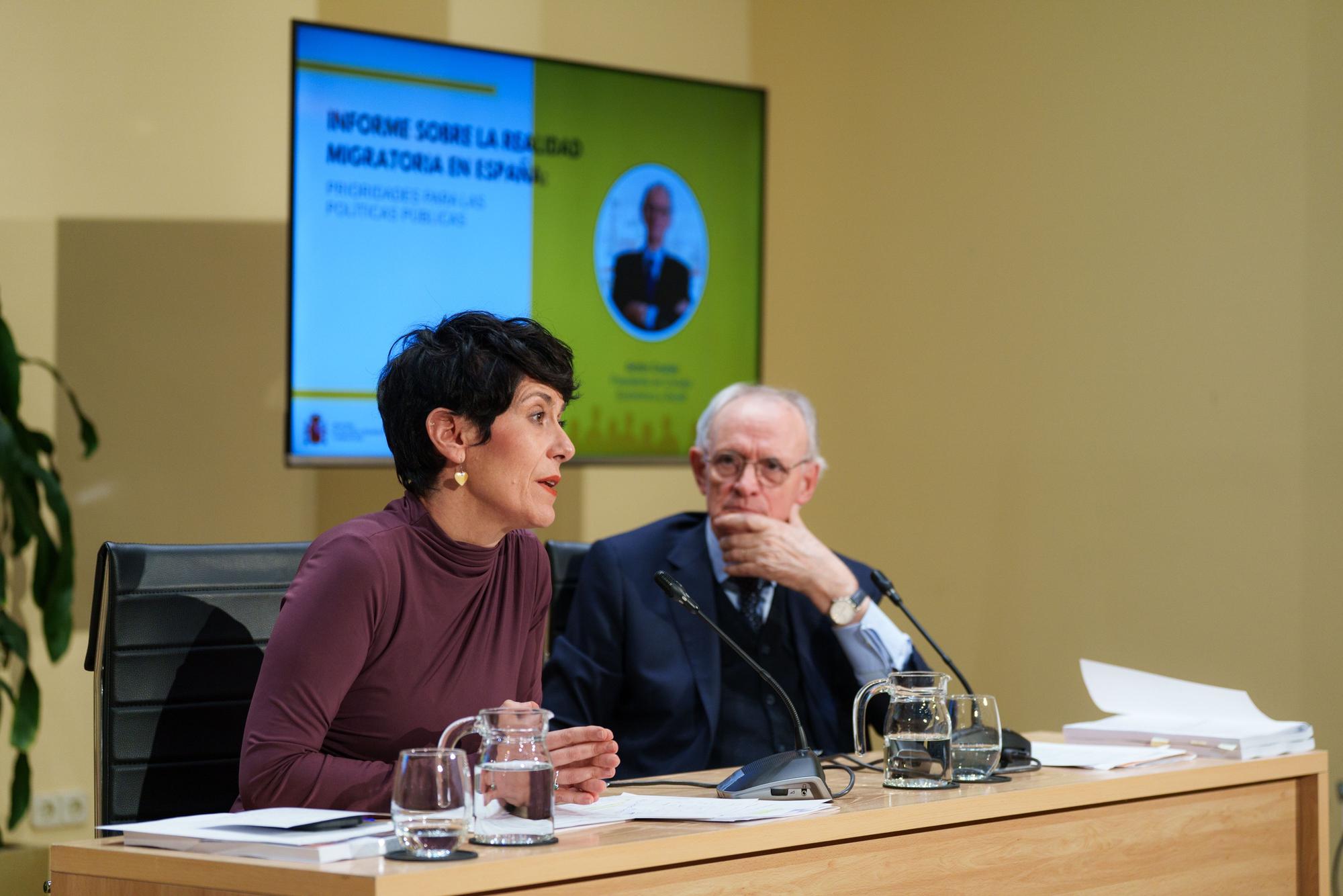 La ministra de Inclusión, Seguridad y Migraciones, Elma Saiz y el presidente del Consejo Económico y Social, Antón Costas, presentan el Informe sobre la realidad migratoria en España,