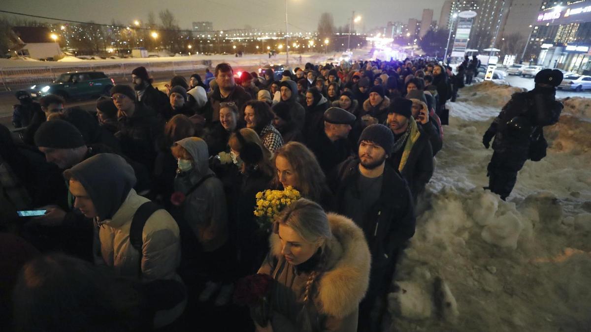 Cientos de personas caminan por las calles de Moscú para despedir al opositor Alexei Navalni