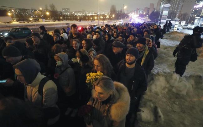 Cientos de personas caminan por las calles de Moscú para despedir al opositor Alexei Navalni / MAXIM SHIPENKOV Cientos de personas caminan por las calles de Moscú para despedir al opositor Alexei Navalni