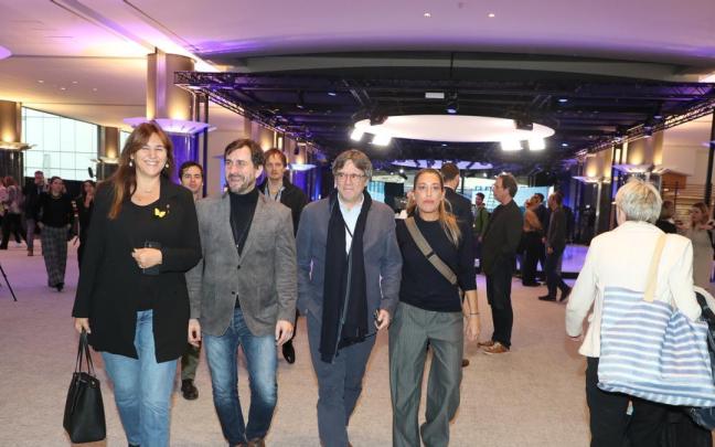 La presidenta de Junts, Laura Borràs; el exconseller y eurodiputado de Junts Toni Comín; el expresidente de la Generalitat, Carles Puigdemont, y la diputada de Junts, Miriam Nogueras, a su llegada a un pleno del Parlamento Europeo.