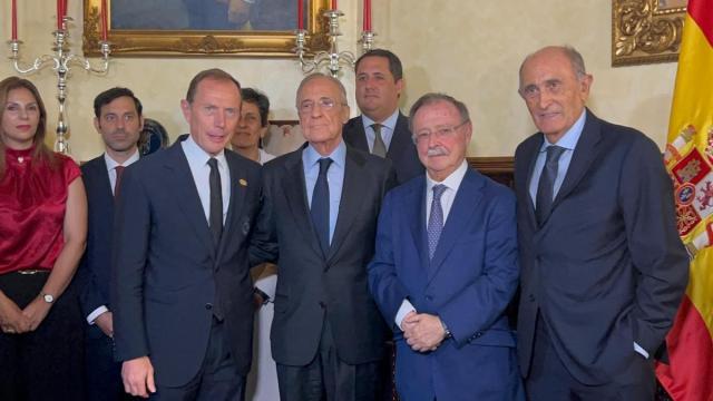El presidente de Ceuta, Juan Jesús Vivas, recibe al presidente del Real Madrid, Florentino Pérez, al presidente de honor del equipo, Pirri, y el director de Relaciones Institucionales, Emilio Butragueño.
