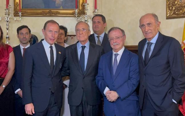 El presidente de Ceuta, Juan Jesús Vivas, recibe al presidente del Real Madrid, Florentino Pérez, al presidente de honor del equipo, Pirri, y el director de Relaciones Institucionales, Emilio Butragueño.
