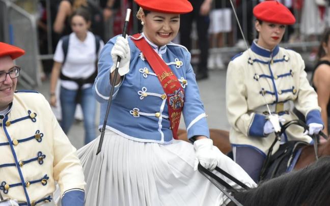 Foto de Oihana Garcia Carrillo, cantinera de Caballería del Alarde público de Irun del pasado 2024.