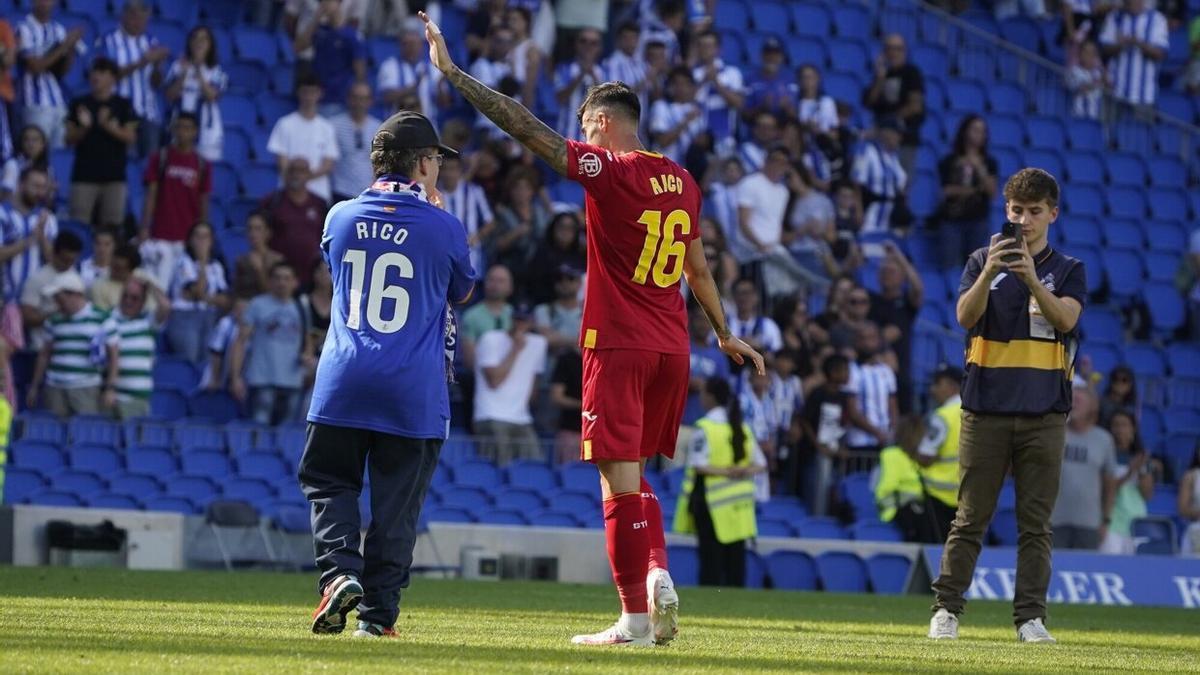Diego Rico tras la ovación recibida en por parte de la afición txuri-urdin. / RUBEN PLAZA