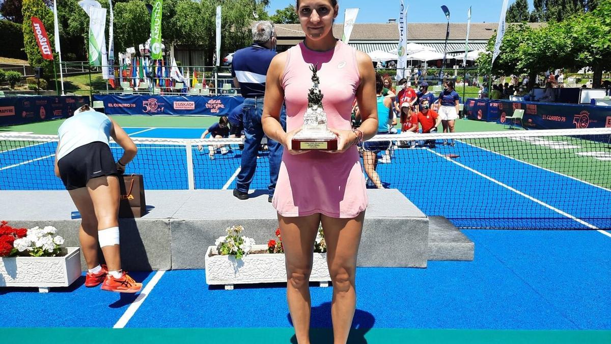 Masarova posando con el trofeo de campeona del II Araba Word Tennis Tour.