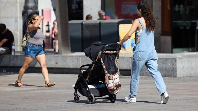 Una mujer con un carrito de bebé.