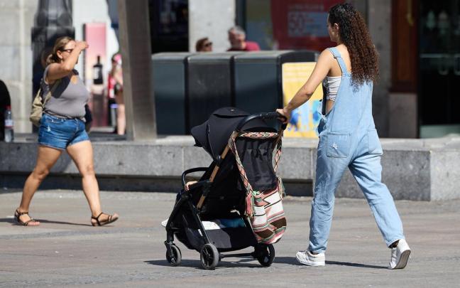 Una mujer con un carrito de bebé.