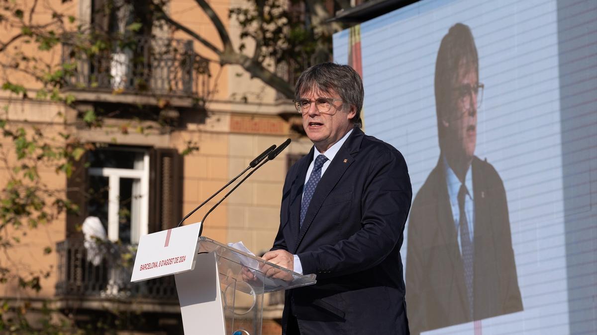 Carles Puigdemont interviene en un acto de bienvenida organizado por entidades independentistas en el paseo Lluís Companys, a 8 de agosto de 2024, en Barcelona.