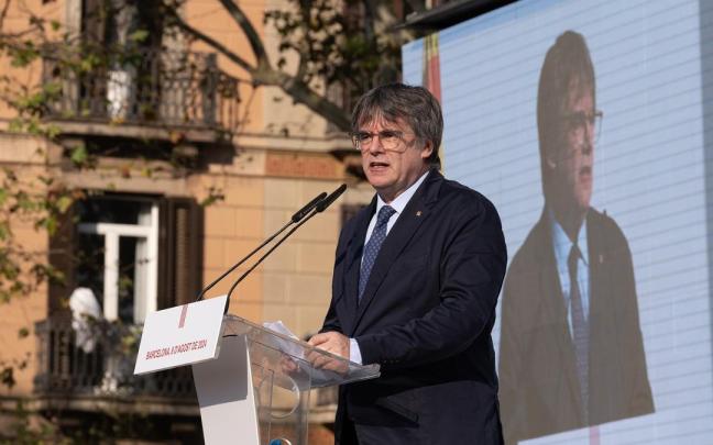 Carles Puigdemont interviene en un acto de bienvenida organizado por entidades independentistas en el paseo Lluís Companys, a 8 de agosto de 2024, en Barcelona.