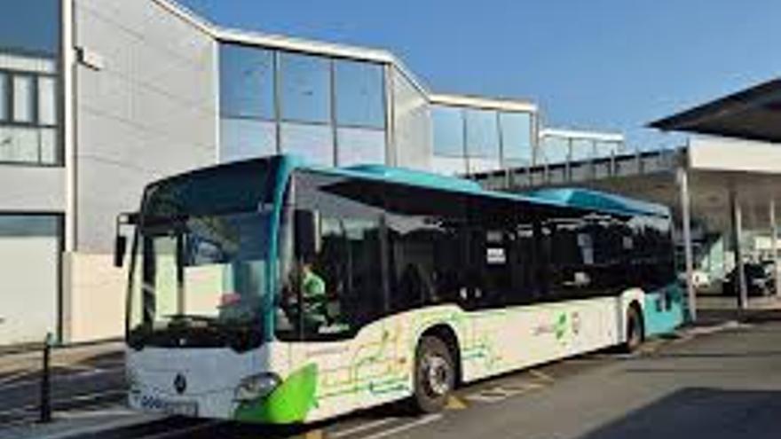 Un autobús de Lurraldebus parado en el aeropuerto de Hondarribia.