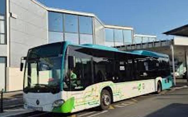 Un autobús de Lurraldebus parado en el aeropuerto de Hondarribia.