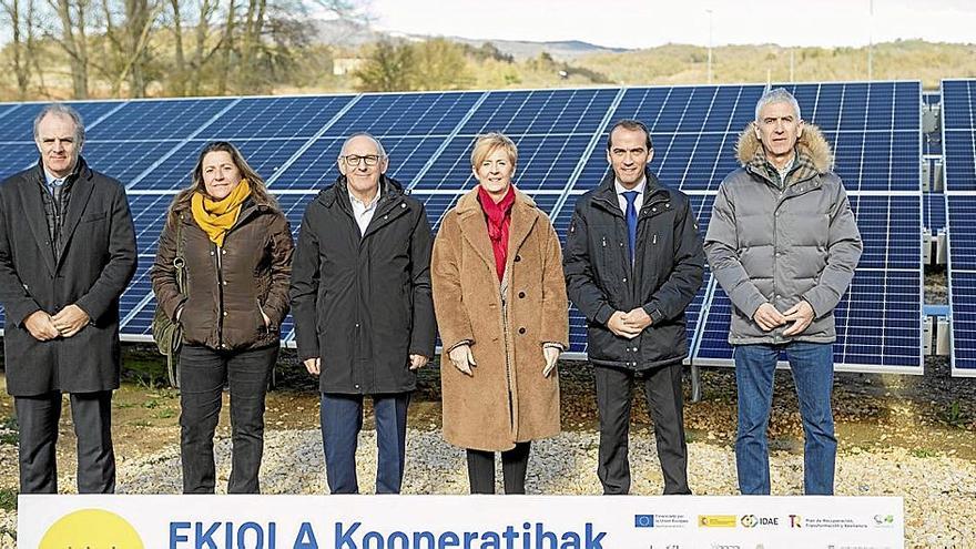 Inauguración, ayer, del parque solar cooperativo de Arraia-Maeztu. | FOTO: N.G.