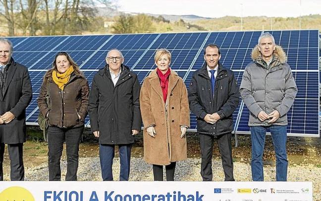 Inauguración, ayer, del parque solar cooperativo de Arraia-Maeztu. | FOTO: N.G.
