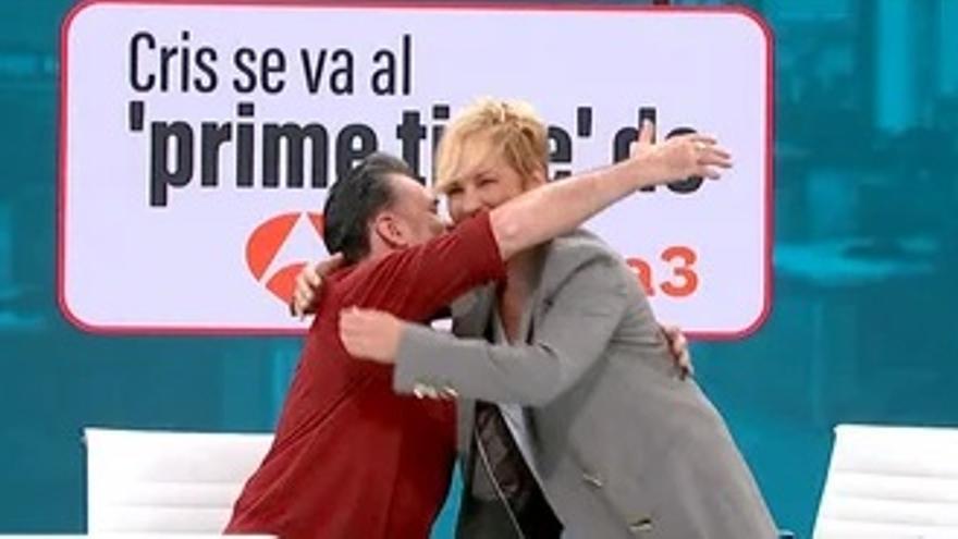 Cristina Pardo e Iñaki López se abrazan tras el anuncio de la presentadora