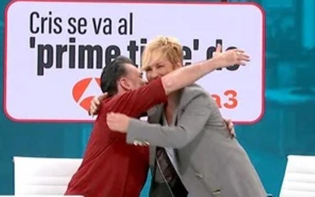 Cristina Pardo e Iñaki López se abrazan tras el anuncio de la presentadora